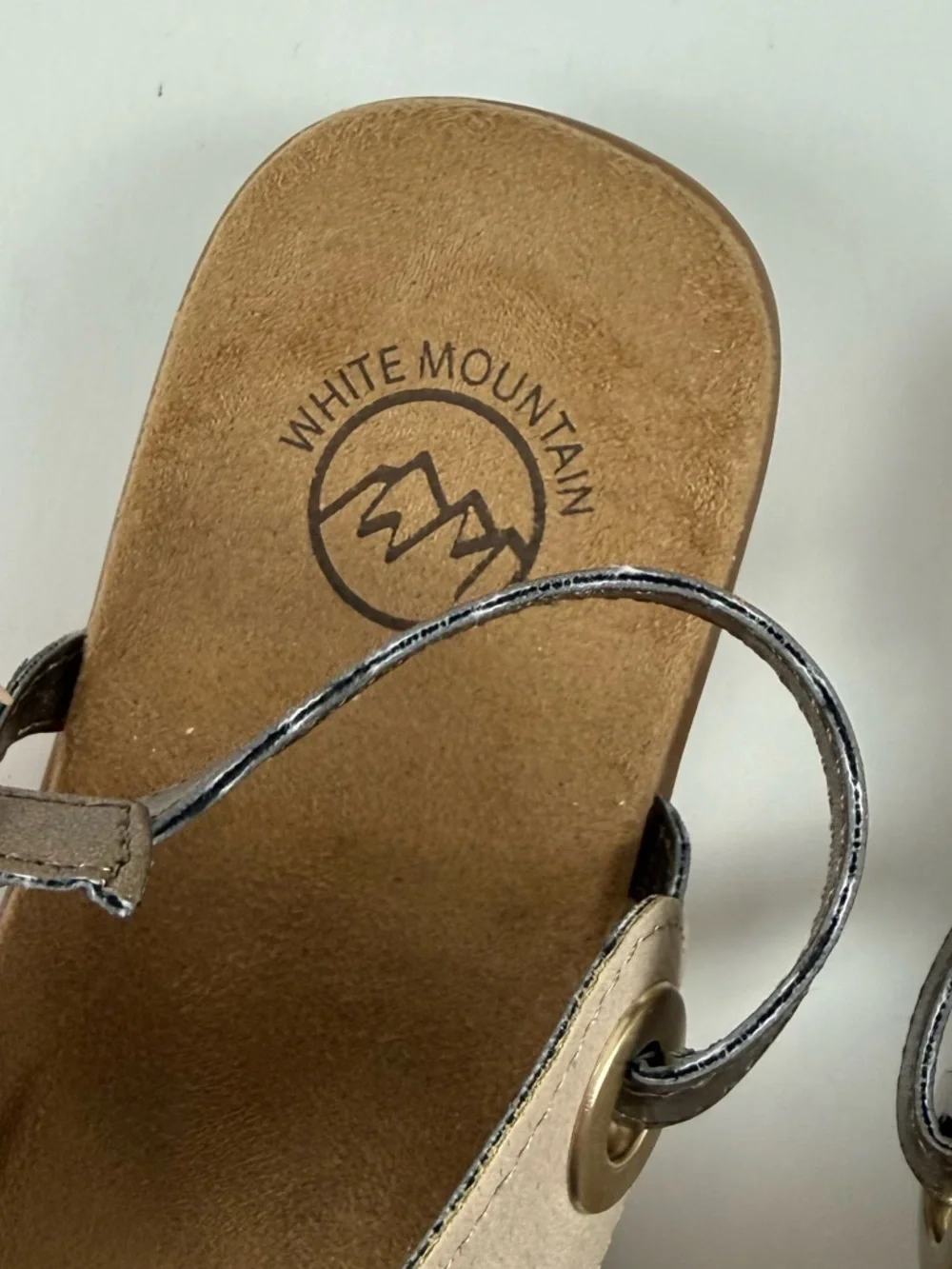 White Mountain London Flat Thong Sandals Womens 6M Taupe Faux Suede NEW